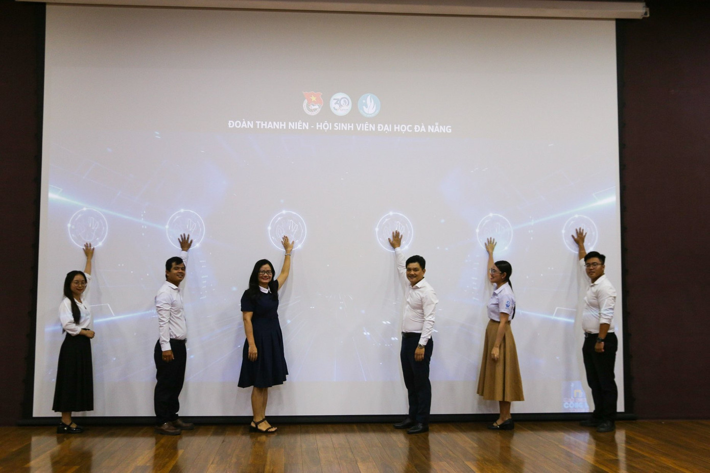 “Chúng tôi khuyến khích các ý tưởng, dự án thi có ứng dụng công nghệ tiên tiến, hiện đại nhằm tạo ra sản phẩm dịch vụ có chất lượng đáp ứng như cầu thực tế tại địa phương, ứng dụng trong đa dạng các lĩnh vực. Đây là cơ hội để các sinh viên có thể thực hiện hóa khởi nghiệp công nghệ ngay từ khi còn ngồi trên ghế nhà trường”, TS. Đỗ Lê Hưng Toàn cho biết. “Chúng tôi khuyến khích các ý tưởng, dự án thi có ứng dụng công nghệ tiên tiến, hiện đại nhằm tạo ra sản phẩm dịch vụ có chất lượng đáp ứng như cầu thực tế tại địa phương, ứng dụng trong đa dạng các lĩnh vực. Đây là cơ hội để các sinh viên có thể thực hiện hóa khởi nghiệp công nghệ ngay từ khi còn ngồi trên ghế nhà trường”, TS. Đỗ Lê Hưng Toàn cho biết.