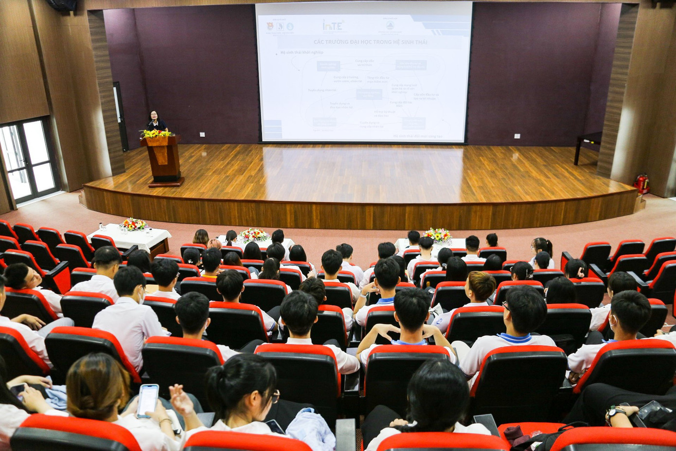 Hàng trăm sinh viên lắng nghe chia sẻ kinh nghiệm về dự án khởi nghiệp, vai trò đổi mới sáng tạo, khởi nghiệp công nghệ, phát triển bền vững trong nghề nghiệp tương lai. Hàng trăm sinh viên lắng nghe chia sẻ kinh nghiệm về dự án khởi nghiệp, vai trò đổi mới sáng tạo, khởi nghiệp công nghệ, phát triển bền vững trong nghề nghiệp tương lai.