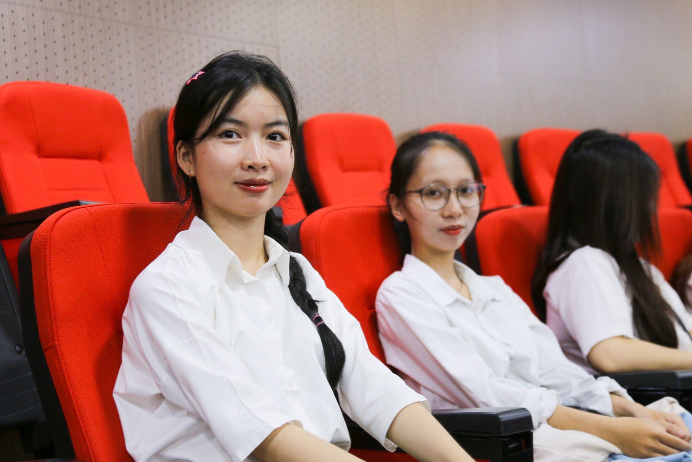 Bạn Phạm Thị Thảo, sinh viên Trường ĐH Sư Phạm – ĐH Đà Nẵng cho biết đây là lần đầu tiên tham gia sân chơi này. "Qua sân chơi, em có cơ hội rèn luyện sự tự tin, bản lĩnh để trình bày ý tưởng của mình cũng như tiếp thu được nhiều cái hay từ các anh chị. Đây cũng là dịp để chúng em được hội tụ, giao lưu, gắn kết tình thân ái”, Thảo chia sẻ. Bạn Phạm Thị Thảo, sinh viên Trường ĐH Sư Phạm – ĐH Đà Nẵng cho biết đây là lần đầu tiên tham gia sân chơi này. "Qua sân chơi, em có cơ hội rèn luyện sự tự tin, bản lĩnh để trình bày ý tưởng của mình cũng như tiếp thu được nhiều cái hay từ các anh chị. Đây cũng là dịp để chúng em được hội tụ, giao lưu, gắn kết tình thân ái”, Thảo chia sẻ.