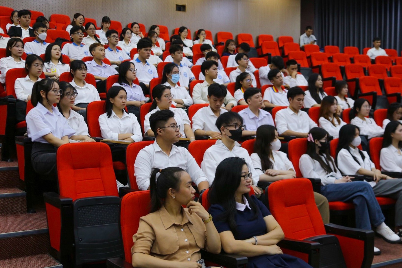 Hàng trăm sinh viên lắng nghe chia sẻ kinh nghiệm về dự án khởi nghiệp, vai trò đổi mới sáng tạo, khởi nghiệp công nghệ, phát triển bền vững trong nghề nghiệp tương lai. Hàng trăm sinh viên lắng nghe chia sẻ kinh nghiệm về dự án khởi nghiệp, vai trò đổi mới sáng tạo, khởi nghiệp công nghệ, phát triển bền vững trong nghề nghiệp tương lai.