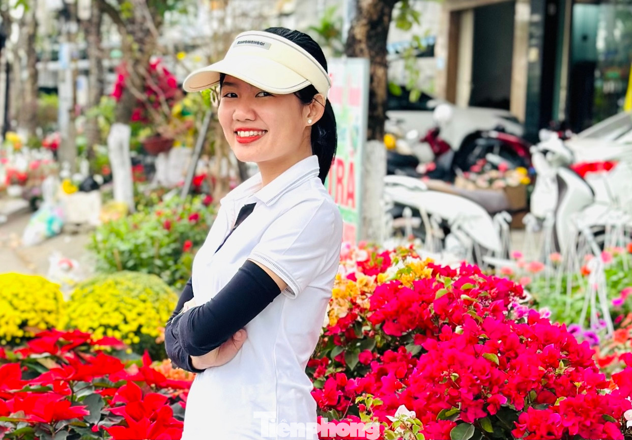 Nhiều bạn trẻ đến mua hoa cũng tranh thủ check-in, chụp hình để có những tấm ảnh đẹp, rực rỡ cùng sắc hoa.