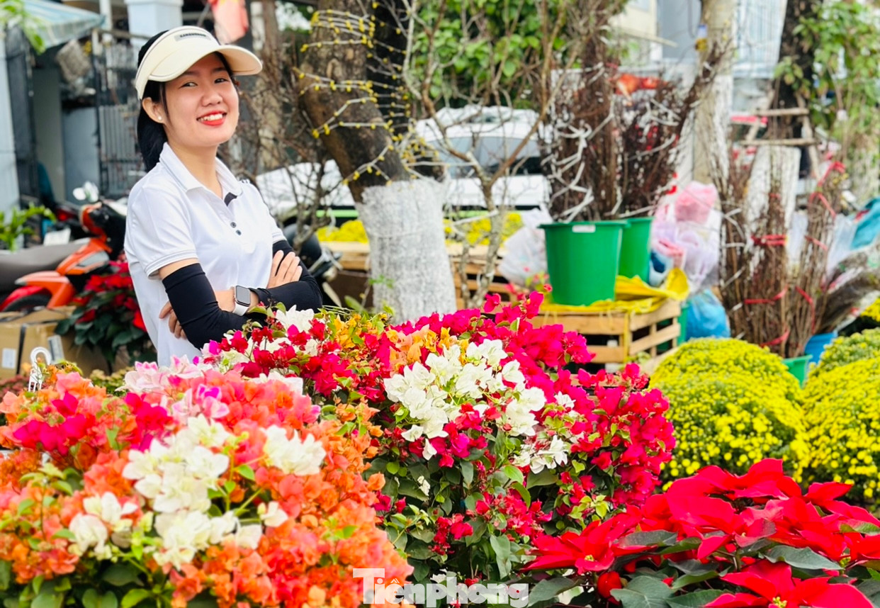 Nhiều bạn trẻ đến mua hoa cũng tranh thủ check-in, chụp hình để có những tấm ảnh đẹp, rực rỡ cùng sắc hoa.
