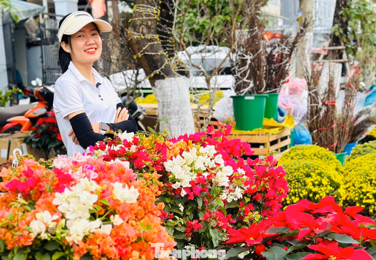 Nhiều bạn trẻ đến mua hoa cũng tranh thủ check-in, chụp hình để có những tấm ảnh đẹp, rực rỡ cùng sắc hoa.