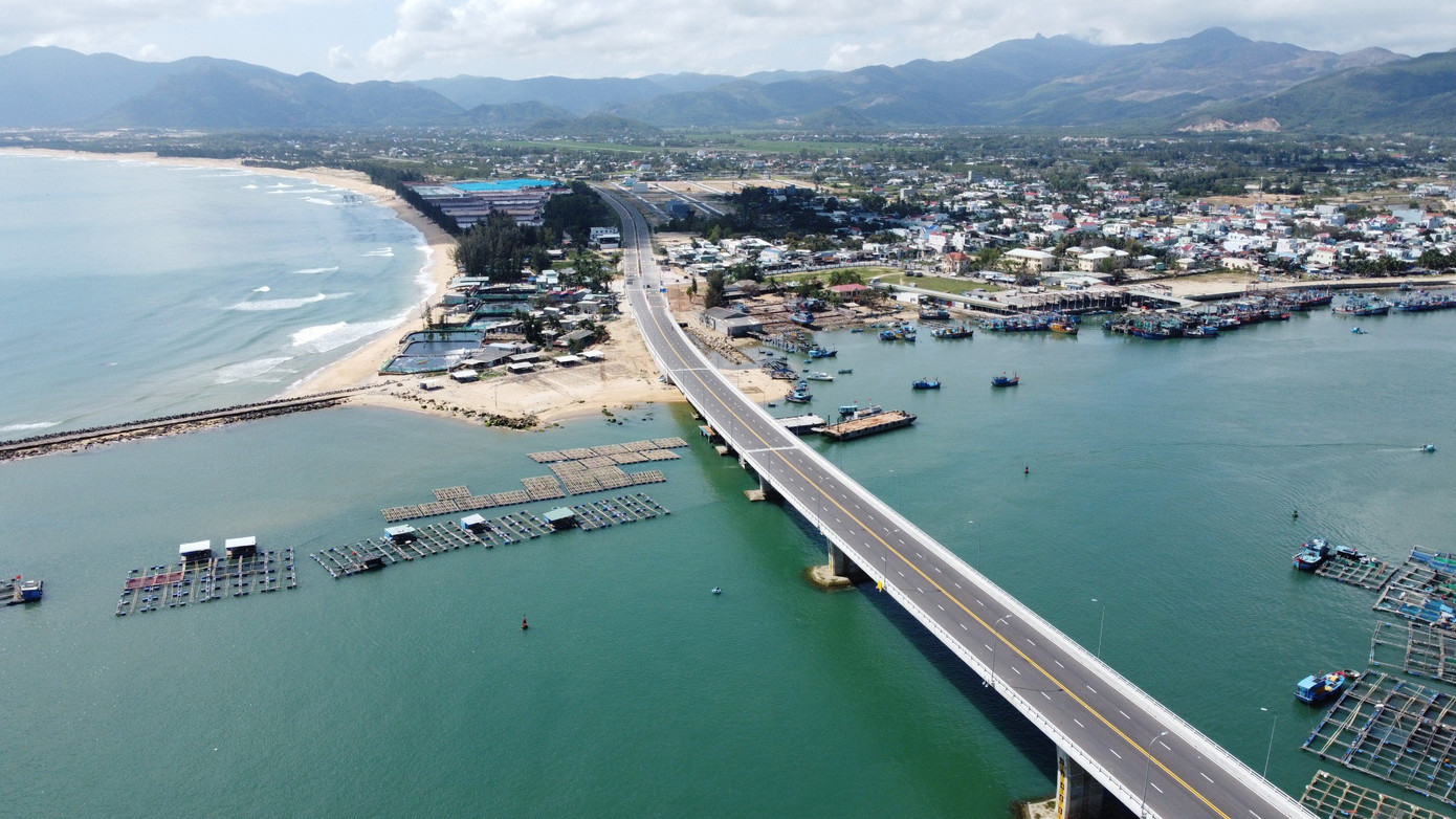 Điểm nhấn lớn nhất của tuyến đường chính là cầu vượt biển Đề Gi dài gần 400 m được đưa vào sử dụng đầu năm 2023. Cây cầu này đã rút ngắn hơn 40 phút để đi từ xã Cát Khánh, huyện Phù Cát đến xã Mỹ Thành, huyện Phù Mỹ, tỉnh Bình Định.