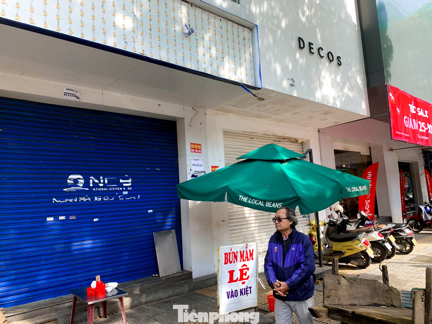 Ngay trước "thời điểm vàng" bán Tết, nhiều shop áo quần vẫn đang đóng cửa.