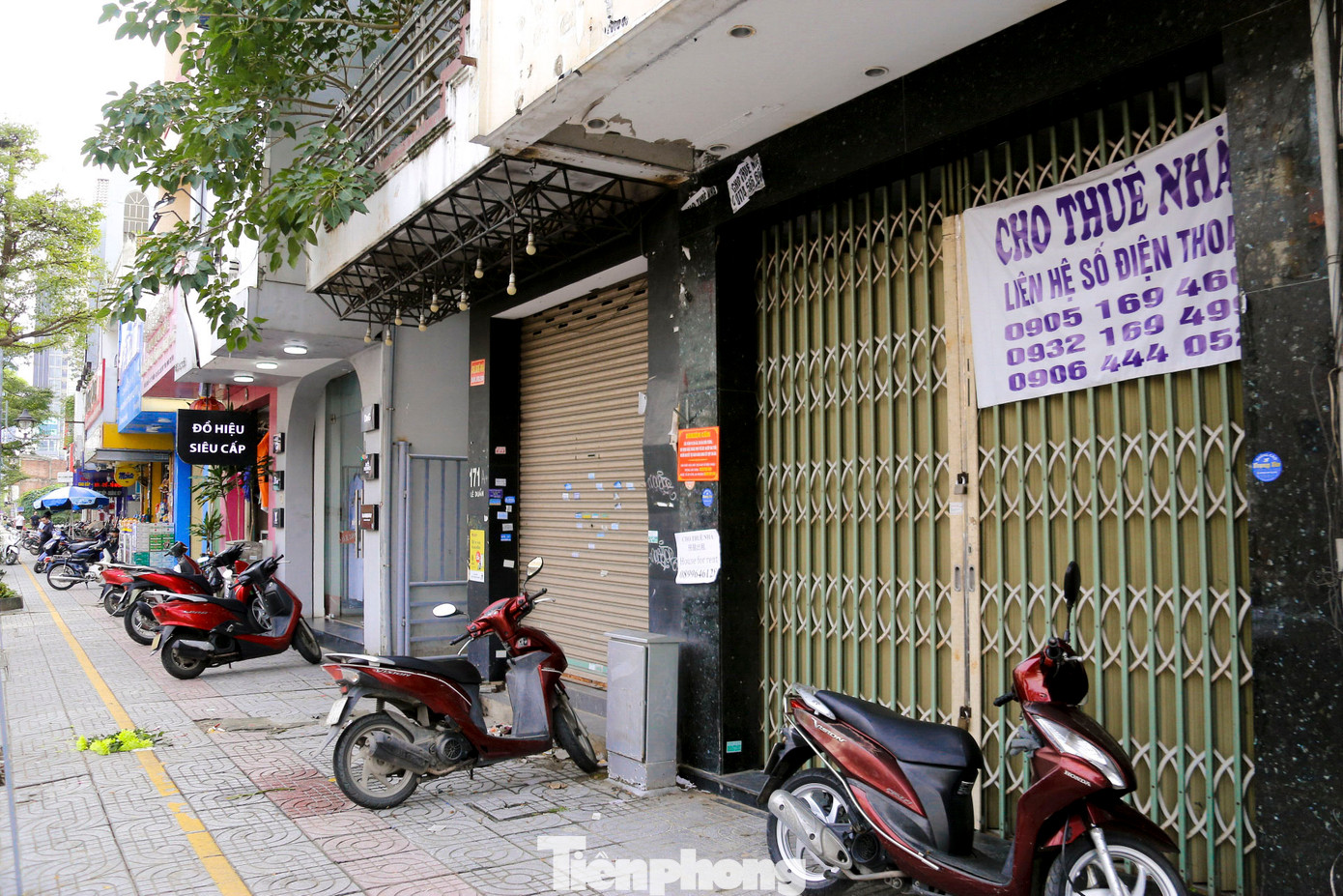 Ghi nhận của Tiền Phong, tại các tuyến phố thời trang sầm uất như Lê Duẩn, Nguyễn Văn Linh, Phan Châu Trinh… nhiều cửa hàng, shop áo quần đang đóng cửa và cho thuê lại hàng loạt. Tình trạng này trở nên phổ biến hơn vào dịp cuối năm, thời điểm vốn dĩ được kỳ vọng là “mùa gặt hái” của các cửa hàng kinh doanh.
