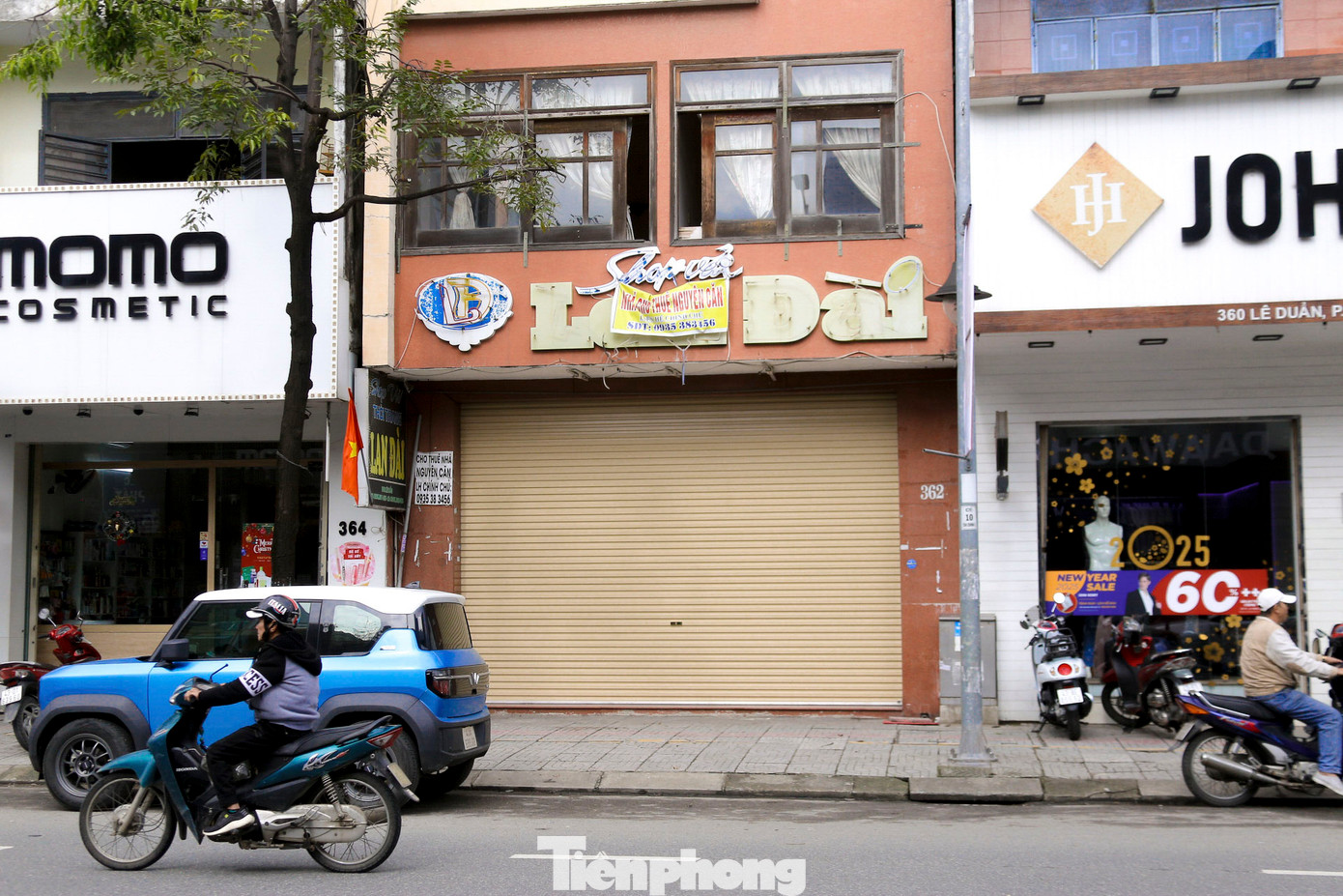 Ngay trước "thời điểm vàng" bán Tết, nhiều shop áo quần vẫn đang đóng cửa.