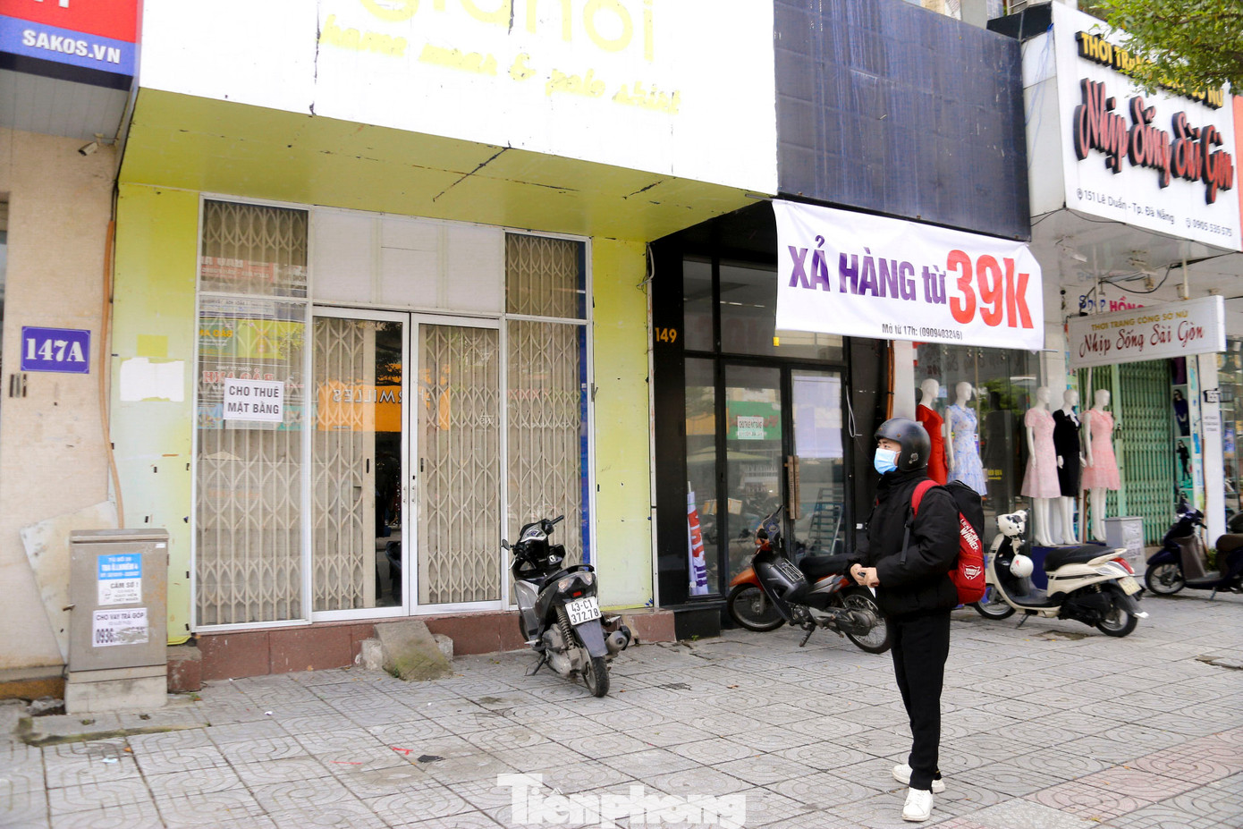 Ngay trước "thời điểm vàng" bán Tết, nhiều shop áo quần vẫn đang đóng cửa.