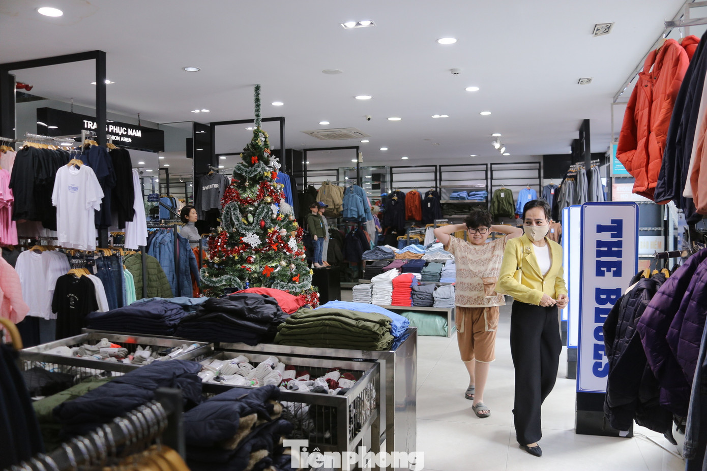 Dù nhiều shop giảm giá 50 - 70% nhưng lượt khách đến mua vẫn thưa thớt.