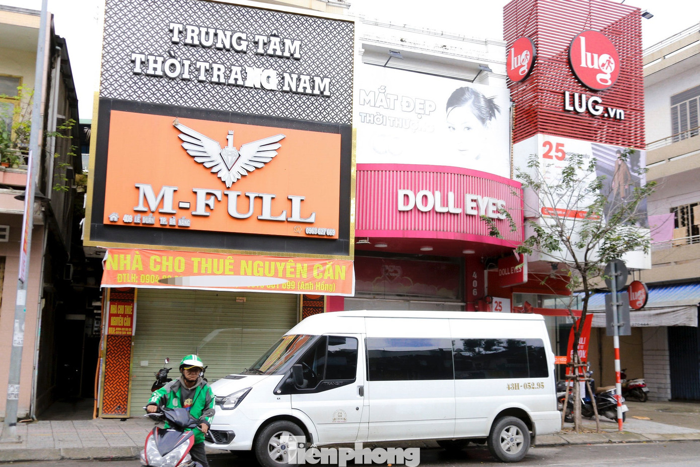 Nhiều chủ cửa hàng cho biết, nguyên nhân chính dẫn đến việc phải trả mặt bằng là sức mua giảm sút nghiêm trọng. Người tiêu dùng ngày càng thắt chặt chi tiêu, ưu tiên mua sắm online, săn sale trên các nền tảng mạng xã hội khiến doanh thu của nhiều cửa hàng thời trang lao dốc.