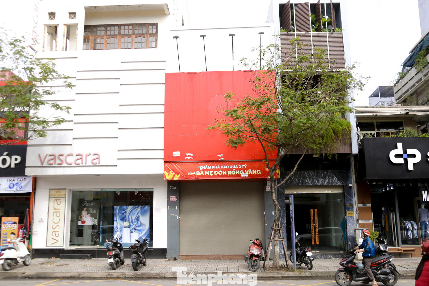 Cảnh đìu hiu, vắng khách mua trên con phố thời trang Lê Duẩn dịp cuối năm.