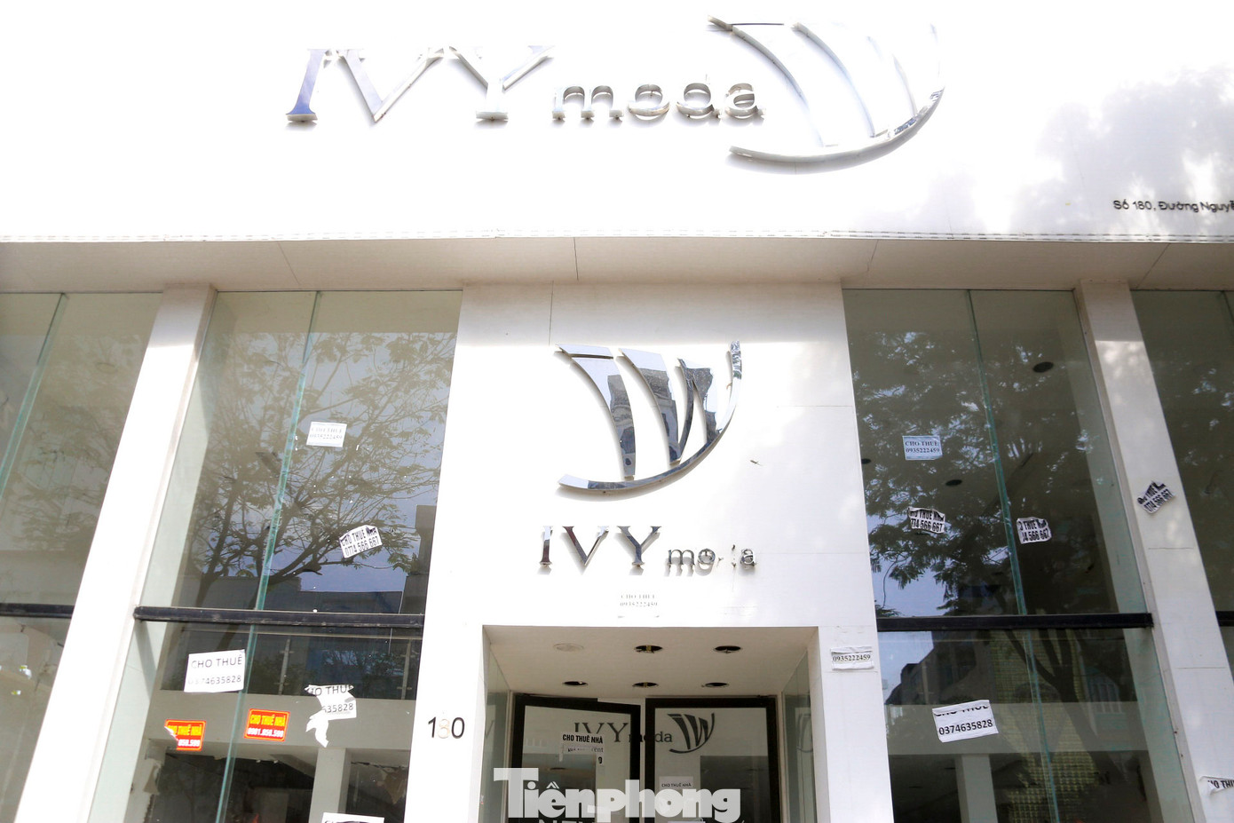 Nhiều shop áo quần đóng cửa cho thuê mặt bằng nhiều tháng qua nhưng vẫn chưa tìm được người thuê.