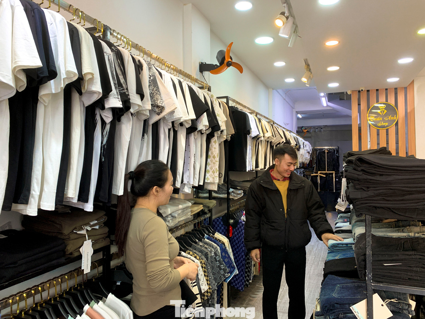 Chị Nguyễn Thị Thoa, chủ cửa hàng thời trang trên phố Lê Duẩn, cho biết mỗi tháng chị phải chi trả 18 triệu đồng tiền thuê mặt bằng. Để đủ trang trải tiền lương nhân viên, trung bình mỗi ngày cửa hàng cần đạt doanh thu trên 1 triệu đồng.