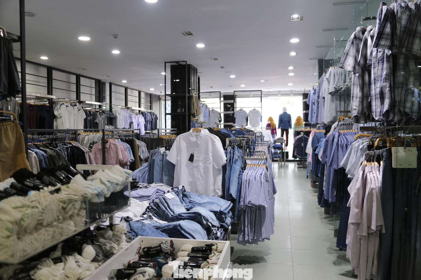 Dù nhiều shop giảm giá 50 - 70% nhưng lượt khách đến mua vẫn thưa thớt.