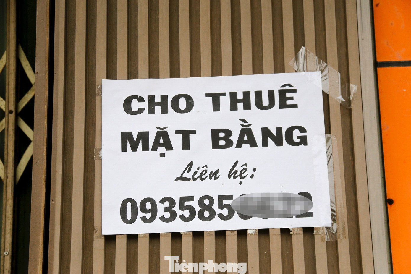 Nhiều shop áo quần đóng cửa cho thuê mặt bằng nhiều tháng qua nhưng vẫn chưa tìm được người thuê.