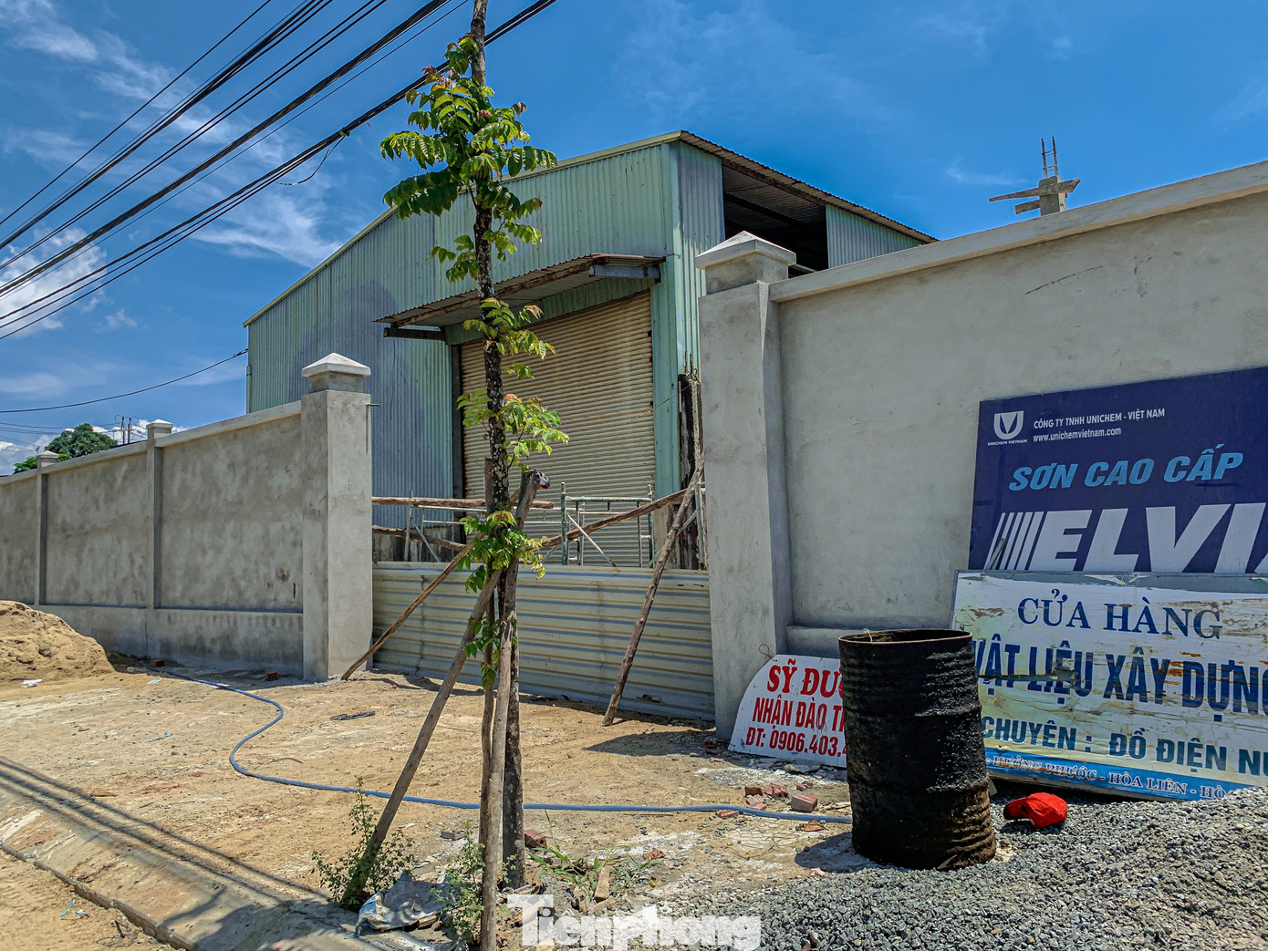 Ghi nhận của Tiền Phong, cơ sở sản xuất dầu không ghi tên, địa chỉ cụ thể, xung quanh được xây kín bởi tường rào. Tại các khu vực lắp hệ thống máy bơm hút, lọc và nấu dầu chảy vương vãi ra khắp nơi mà chưa có hệ thống thu gom và xử lý, chất thải này được xả thẳng ra hồ rau muống phía sau gây ô nhiễm môi trường.