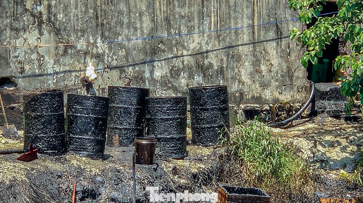 Bà Lê Thị Quý (tổ 3, thôn Hưởng Phước) cho biết: Gia đình bà sống gần cơ sở sản xuất dầu nên ngày nào cũng phải ngửi mùi hôi dù đã đóng cửa kín xung quanh nhà. “Tôi và nhiều hộ dân xung quanh đây đều không thể chịu được mùi hôi từ cơ sở sản xuất dầu này. Mỗi lần có gió là mùi dầu lại nồng nặc bay khắp cả thôn, dù đã đóng cửa kín xung quanh nhưng vẫn không ngăn được mùi hôi. Tôi mong muốn chính quyền nhanh chóng đưa cơ sở này ra khỏi khu dân cư càng sớm càng tốt, chứ ở đây ai cũng lo bệnh tật vì ô nhiễm”, bà Quý bức xúc.