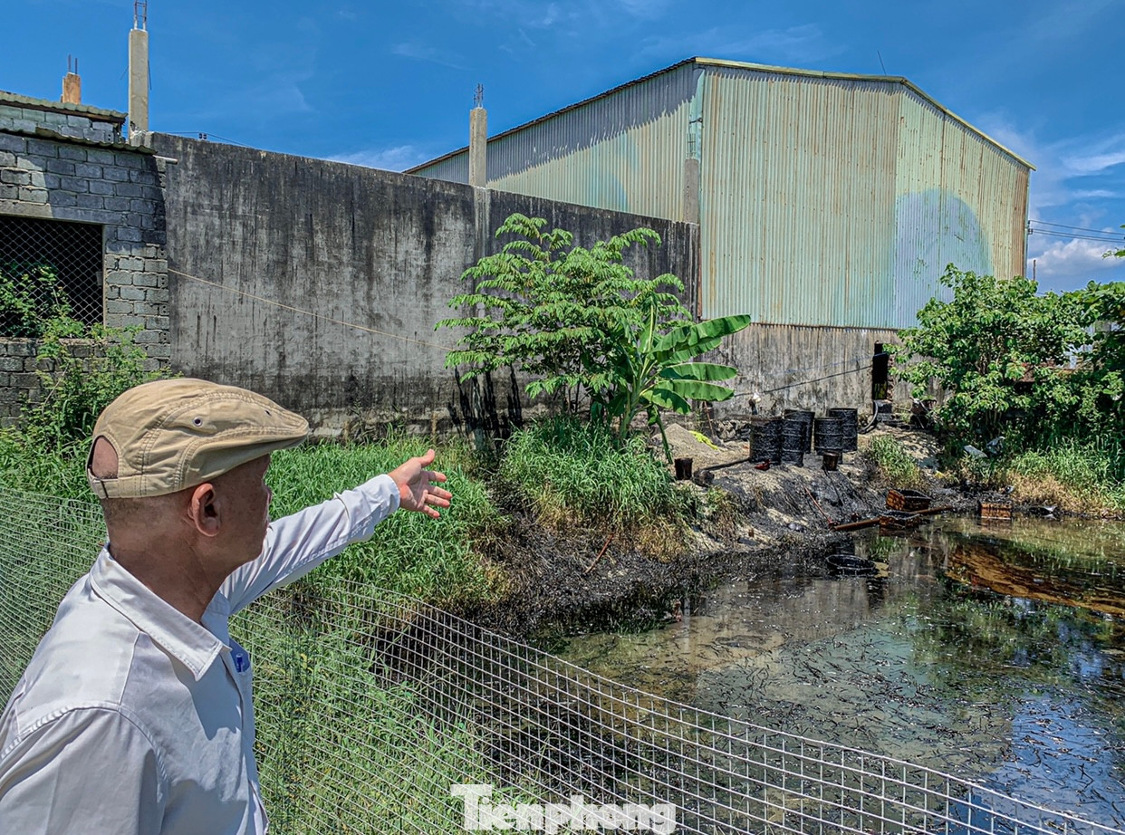 Theo người dân cho biết, kho chứa dầu nhớt thuộc Công ty TNHH Nam Giang (có trụ sở tại quận Liên Chiểu), đóng trên địa bàn thôn đã lâu. Bên trong kho có nhiều bồn chứa dầu nhớt và đường ống dẫn dầu, các vệt dầu chảy tràn ra bên ngoài thùng có màu đen.