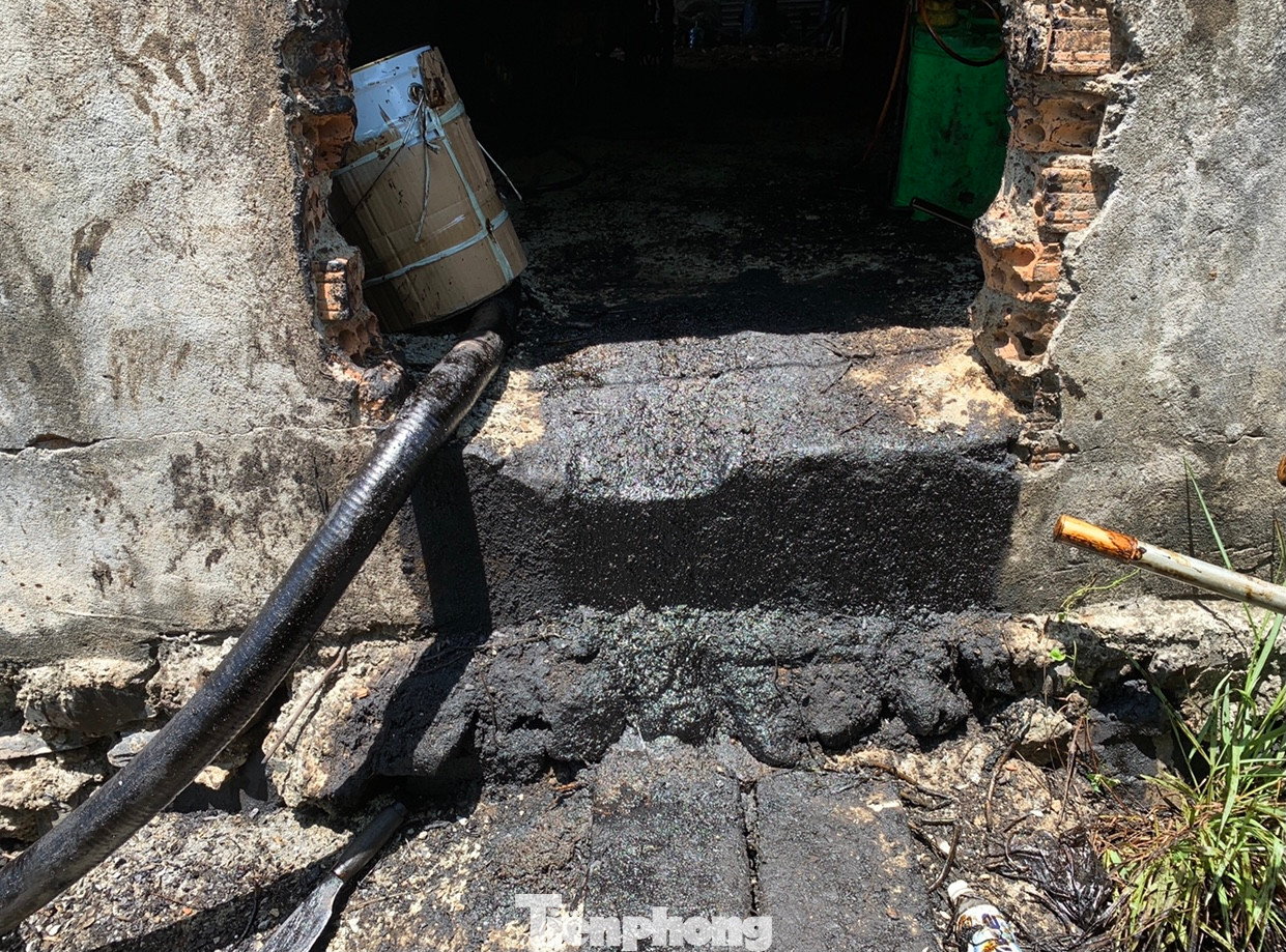 Ghi nhận của Tiền Phong, cơ sở sản xuất dầu không ghi tên, địa chỉ cụ thể, xung quanh được xây kín bởi tường rào. Tại các khu vực lắp hệ thống máy bơm hút, lọc và nấu dầu chảy vương vãi ra khắp nơi mà chưa có hệ thống thu gom và xử lý, chất thải này được xả thẳng ra hồ rau muống phía sau gây ô nhiễm môi trường.