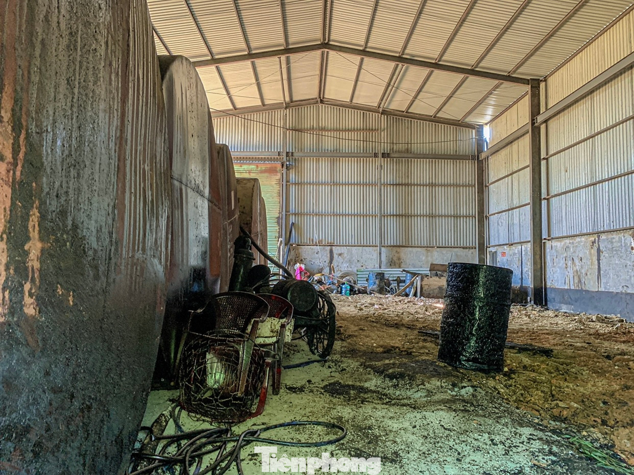 Những bồn dầu lớn phía bên trong cơ sở sản xuất.