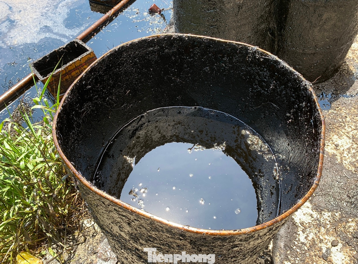 Nhiều thùng chứa dầu được tập kết phía sau.