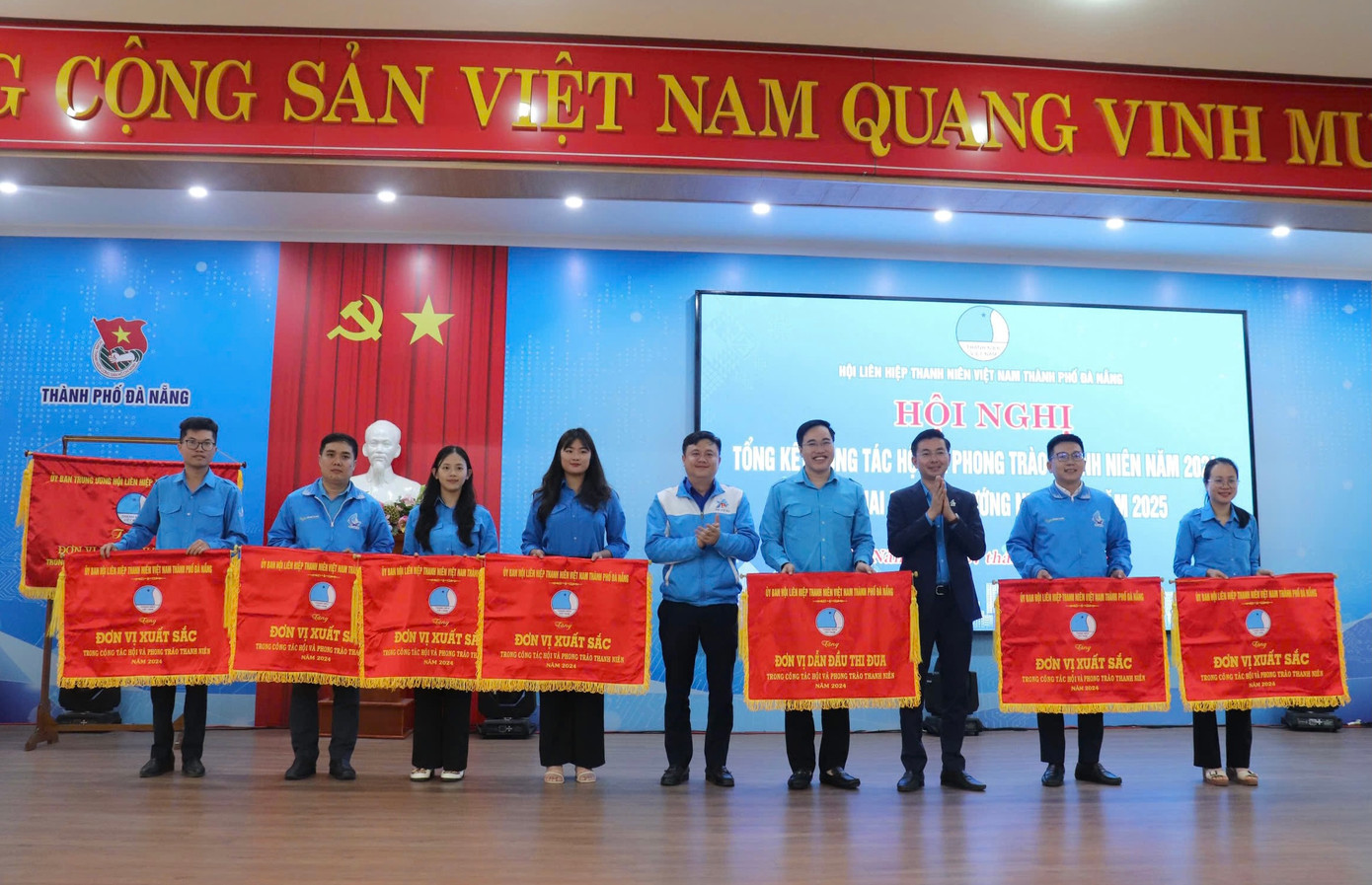 Trao bằng khen cho 18 tập thể và 37 cá nhân có thành tích xuất sắc trong công tác Hội và phong trào thanh niên năm 2024.