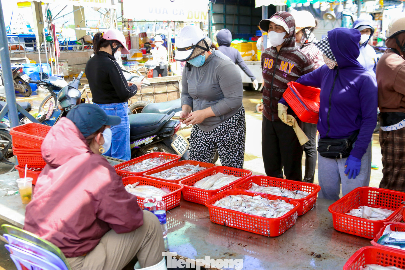 Chị Lâm Nguyên, tiểu thương bán tại cảng cá cho hay, chị thu mua toàn bộ mực trên 1 tàu cá với số tiền hàng chục triệu đồng, sau đó bán lại cho các tiểu thương để đưa về các chợ bán lẻ. "Do mực tươi, ngon, nên việc mua bán chớp nhoáng, hàng tạ mực hết vèo chỉ trong nháy mắt. Tùy vào từng loại mực, loại từ 1 đến 3 ngón tay được bán với giá từ 70.000 - 200.000 đồng/kg", chị Nguyên nói.