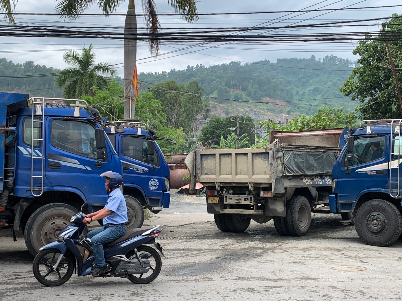 Ông Nguyễn Xuân Linh, người dân khu dân cư tổ 37 (phường Hòa Phát, quận Cẩm Lệ) cho biết, gần một tuần qua đường Lê Trọng Tấn này bị ùn tắc cả đoạn đường dài, bụi bay mù mịt vì lượng xe tải chạy quá nhiều. “Tôi sống gần tuyến đường này ngày nào cũng phải chịu cảnh bụi bẩn, ùn tắc giao thông. Sống trong môi trường ô nhiễm vì bụi đã khổ, con em đi học còn khổ hơn vì phải leo lên vỉa hè để tránh các loại xe lớn như thế rất dễ xảy ra tai nạn”, ông Linh nói.