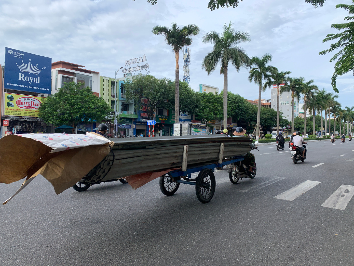 Ghi nhận của Tiền Phong, tại Đà Nẵng trên các tuyến đường chính như Nguyễn Hữu Thọ, Điện Biên Phủ, Lê Duẩn, Tôn Đức Thắng, Trường Chinh...nhiều xe thô sơ hằng ngày vẫn ngang nhiên “cõng” sắt thép, vật liệu xây dựng, hàng hóa cồng kềnh luồn lách vượt mặt dòng người lưu thông đông đúc, tiềm ẩn nguy cơ tai nạn cho bất kỳ ai trên đường.