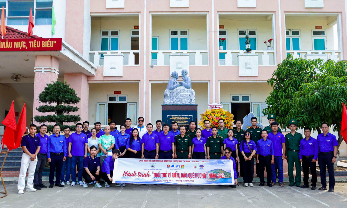 Kỷ niệm 135 năm Ngày sinh Chủ tịch Hồ Chí Minh (19/5/1890 – 19/5/2025), góp phần bồi đắp tình yêu quê hương, đất nước, nâng cao ý thức gìn giữ và bảo vệ chủ quyền biển đảo, Thành Đoàn Đà Nẵng phối hợp với Bộ Chỉ huy Bộ đội Biên phòng, Hội Doanh nhân trẻ và Cảng Đà Nẵng tổ chức chương trình Hành trình &quot;Tuổi trẻ vì biển, đảo quê hương&quot;, trong hai ngày 16-17/5 tại đảo Hòn Sơn Chà. Ảnh: Duy Quốc