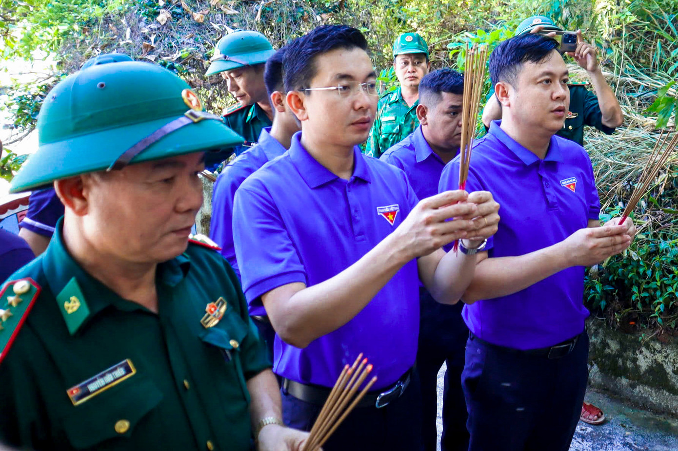 Các đại biểu và đoàn viên, thanh niên đã tham gia nhiều hoạt động ý nghĩa và thiết thực, dâng hương tại Tượng đài Bác Hồ cùng với các chiến sĩ Biên phòng.