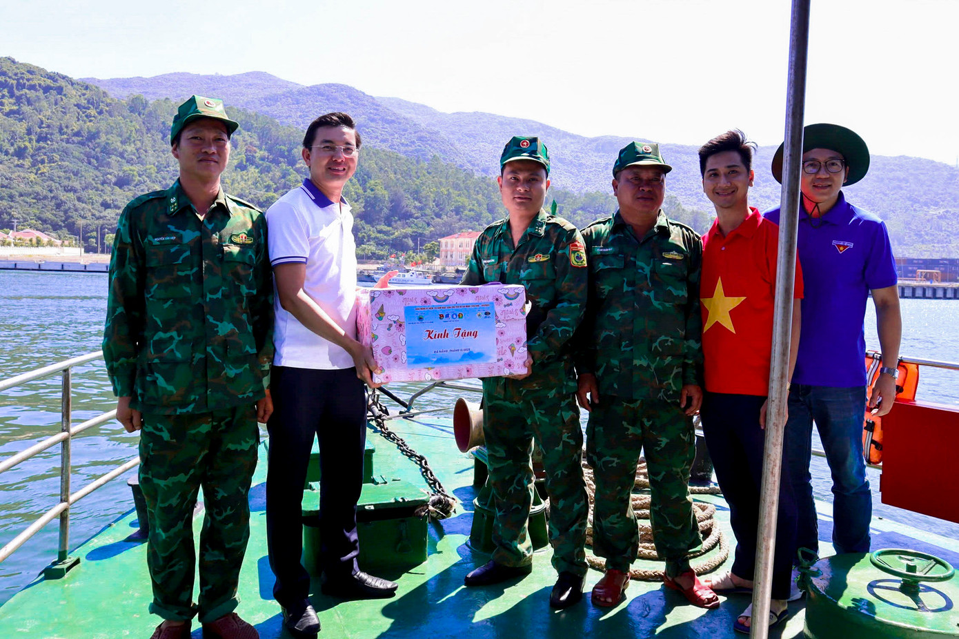 Trong khuôn khổ chương trình, Thành Đoàn Đà Nẵng đã trao tặng 1 máy phát điện, 1 tủ đông, 1 loa di động trị giá 30 triệu đồng cho Đồn Biên phòng Hải Vân; tặng quà động viên tinh thần 4 đồng chí cán bộ chiến sĩ tại Trạm Kiểm soát Biên phòng Hòn Sơn Chà, những người đang ngày đêm canh giữ, bảo vệ chủ quyền thiêng liêng của Tổ quốc.