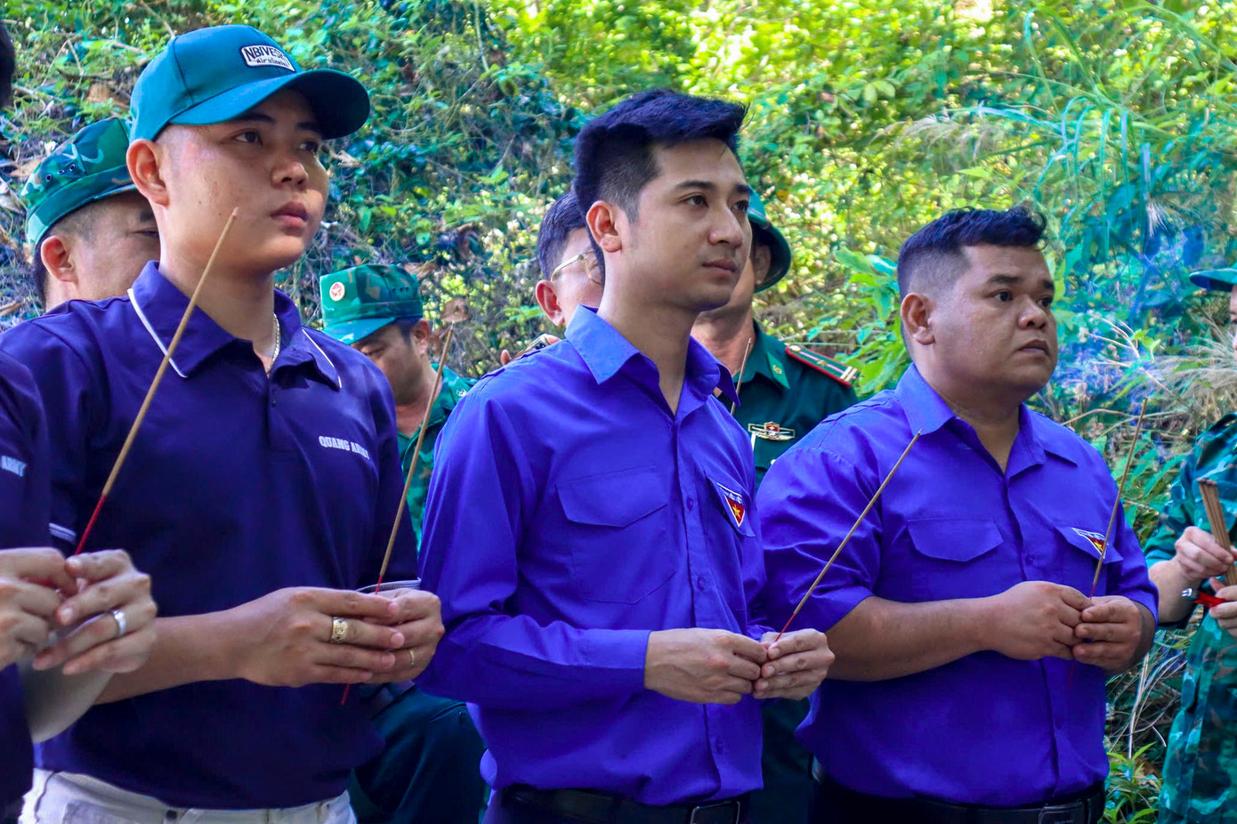 Các đại biểu và đoàn viên, thanh niên đã tham gia nhiều hoạt động ý nghĩa và thiết thực, dâng hương tại Tượng đài Bác Hồ cùng với các chiến sĩ Biên phòng.