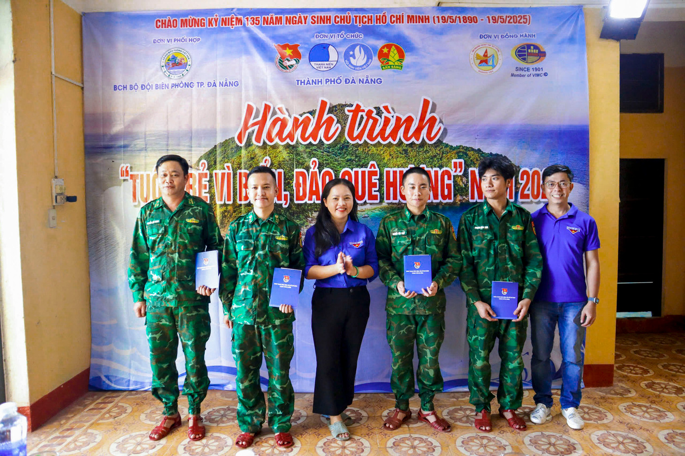 Trong khuôn khổ chương trình, Thành Đoàn Đà Nẵng đã trao tặng 1 máy phát điện, 1 tủ đông, 1 loa di động trị giá 30 triệu đồng cho Đồn Biên phòng Hải Vân; tặng quà động viên tinh thần 4 đồng chí cán bộ chiến sĩ tại Trạm Kiểm soát Biên phòng Hòn Sơn Chà, những người đang ngày đêm canh giữ, bảo vệ chủ quyền thiêng liêng của Tổ quốc.