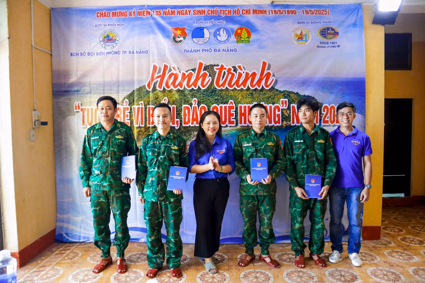 Trong khuôn khổ chương trình, Thành Đoàn Đà Nẵng đã trao tặng 1 máy phát điện, 1 tủ đông, 1 loa di động trị giá 30 triệu đồng cho Đồn Biên phòng Hải Vân; tặng quà động viên tinh thần 4 đồng chí cán bộ chiến sĩ tại Trạm Kiểm soát Biên phòng Hòn Sơn Chà, những người đang ngày đêm canh giữ, bảo vệ chủ quyền thiêng liêng của Tổ quốc.