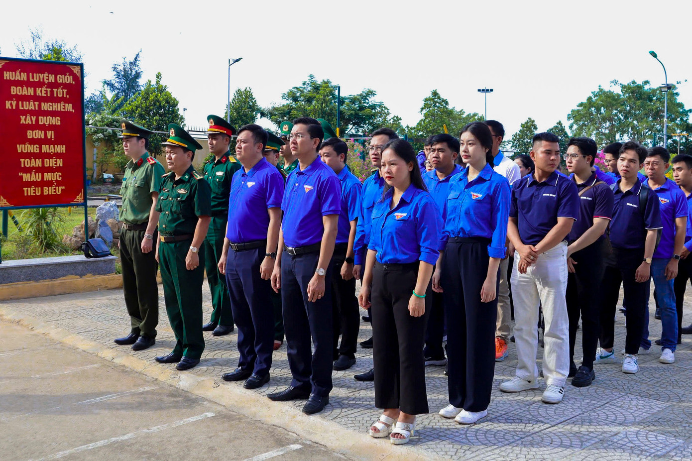 Các đại biểu và đoàn viên, thanh niên đã tham gia nhiều hoạt động ý nghĩa và thiết thực, dâng hương tại Tượng đài Bác Hồ cùng với các chiến sĩ Biên phòng.