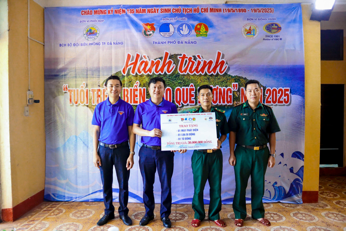 Trong khuôn khổ chương trình, Thành Đoàn Đà Nẵng đã trao tặng 1 máy phát điện, 1 tủ đông, 1 loa di động trị giá 30 triệu đồng cho Đồn Biên phòng Hải Vân; tặng quà động viên tinh thần 4 đồng chí cán bộ chiến sĩ tại Trạm Kiểm soát Biên phòng Hòn Sơn Chà, những người đang ngày đêm canh giữ, bảo vệ chủ quyền thiêng liêng của Tổ quốc.