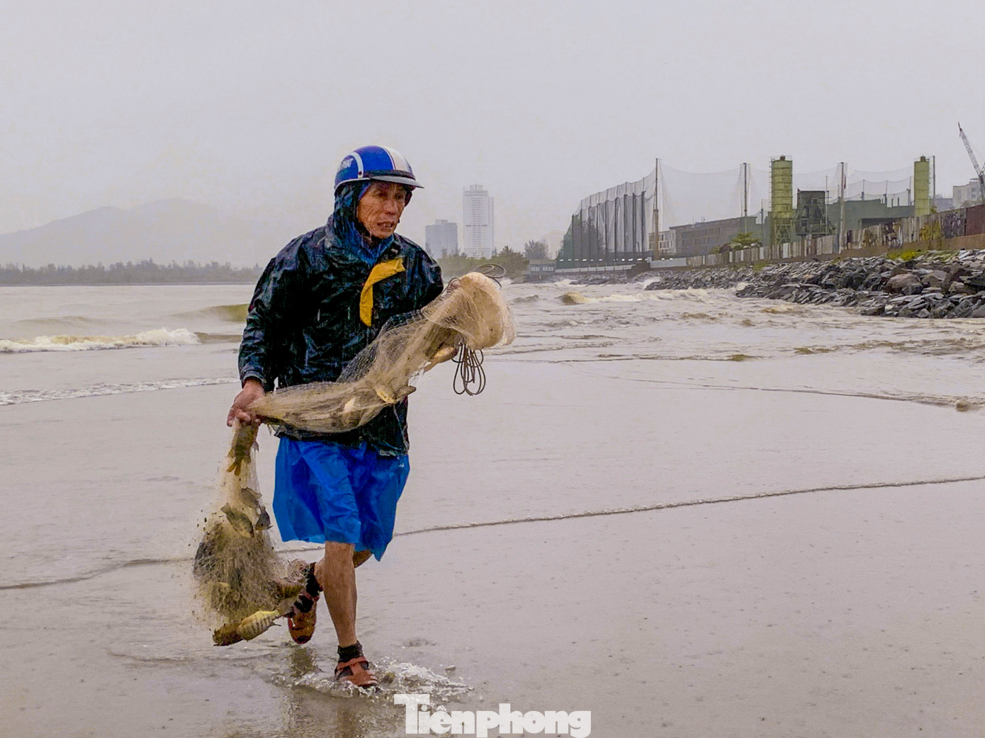 Nhiều người tranh thủ trời ngớt mưa để đánh bắt cá nước ngọt ngay tại bờ biển.