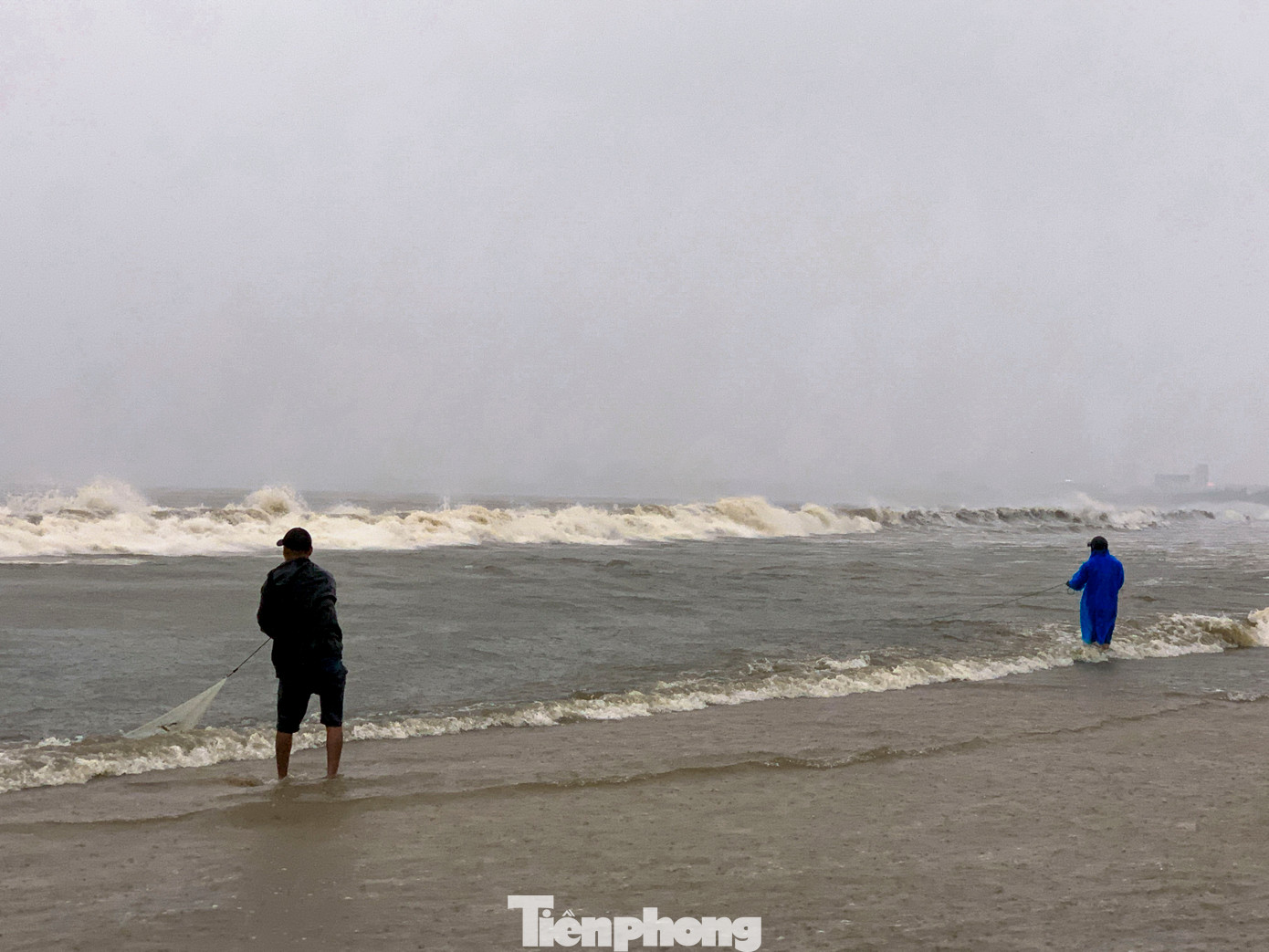 Tại khu vực cống thoát nước ngã ba đường Lê Độ - Nguyễn Tất Thành và dọc kênh Phú Lộc (thuộc quận Thanh Khê), nhiều người đứng dọc mép nước quăng lưới, thả vợt bắt cá. Dù giăng lưới ở khu vực bờ biển, nhưng cá bắt được đều là cá nước ngọt như cá rô phi, cá sặc, cá đối, cá trê, cá mè…