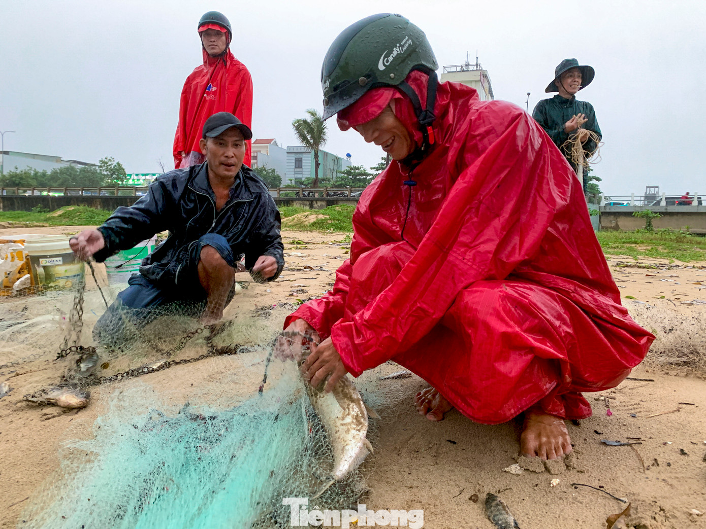 Nhiều người tranh thủ trời ngớt mưa để đánh bắt cá nước ngọt ngay tại bờ biển.