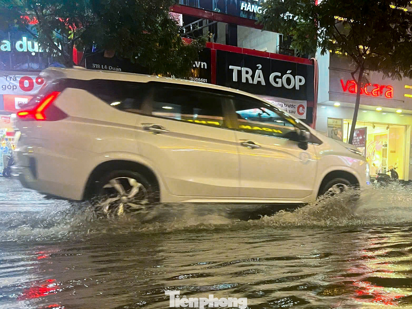 Nhiều khu vực nước ngập sâu hơn nửa bánh xe.