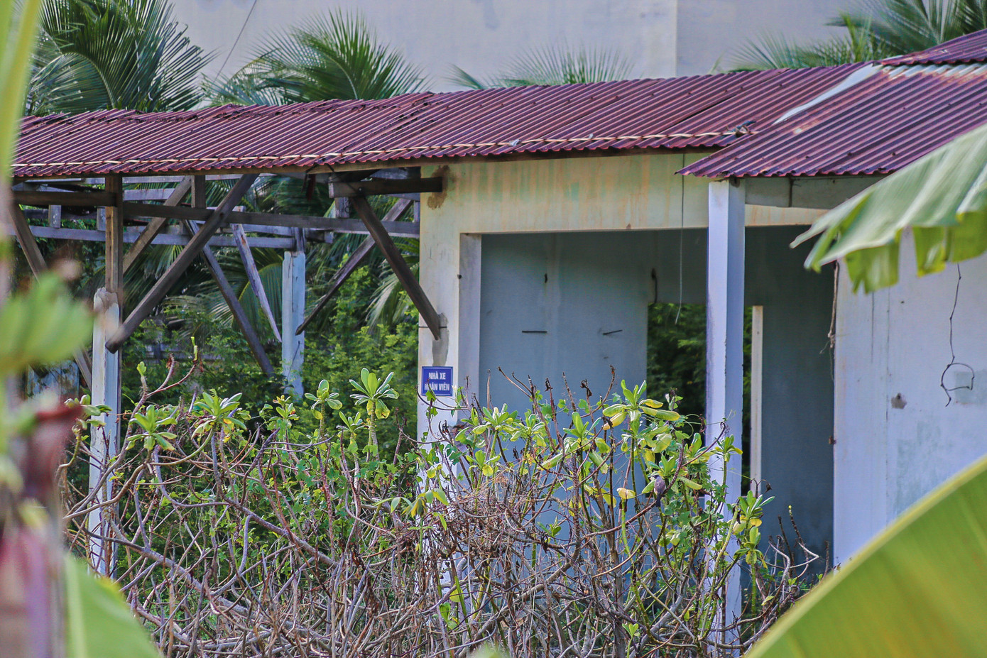 Nhiều nhà đã bị tốc mái, hư hỏng hoàn toàn. Nhiều nhà đã bị tốc mái, hư hỏng hoàn toàn.