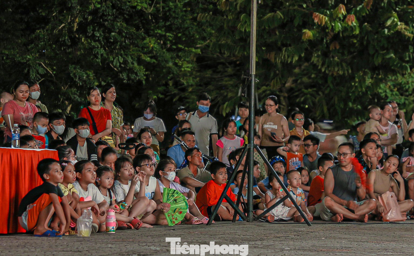 Vì lượng người đến xem quá đông, thiếu ghế nên nhiều người ngồi bệt dưới đất để cùng nhau thưởng thức trọn vẹn bộ phim.