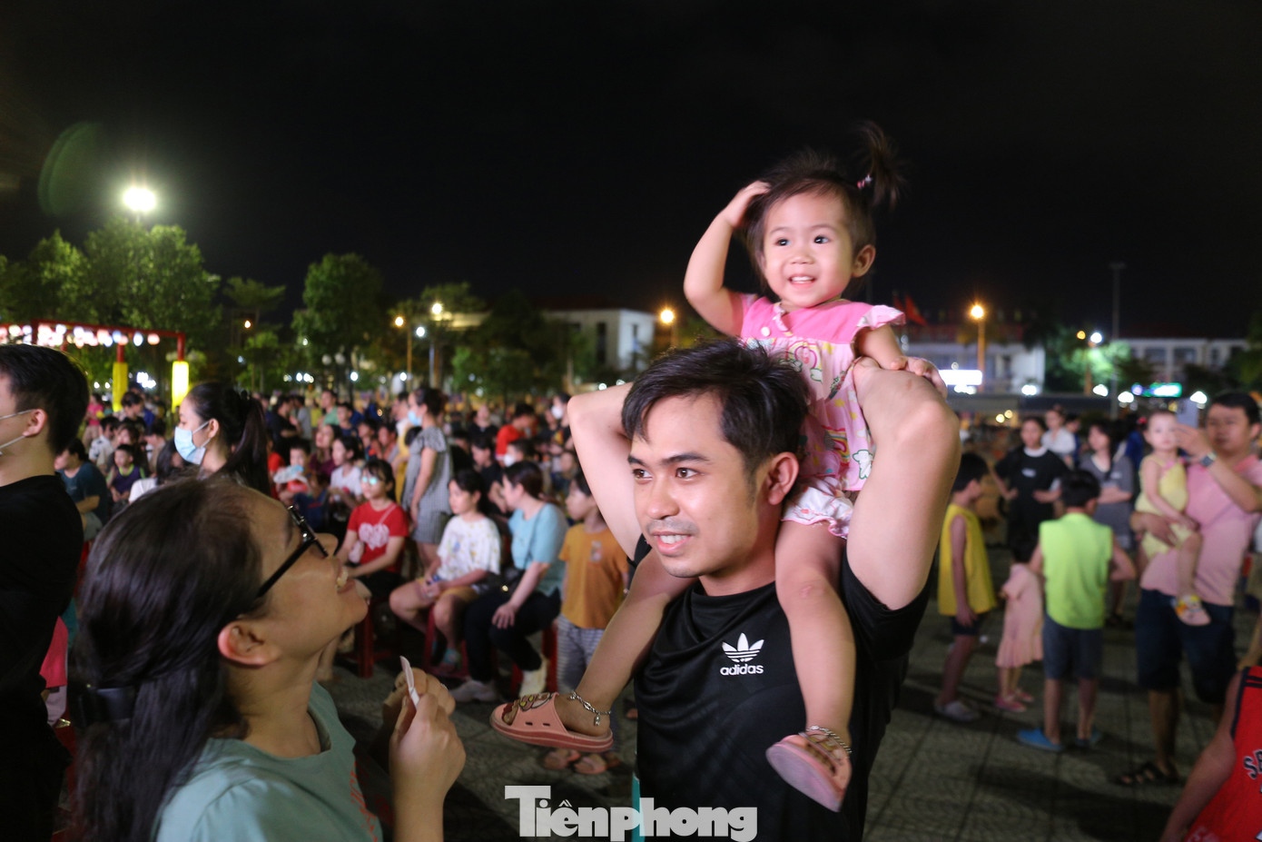 Nhiều em nhỏ thích thú khi được bố mẹ dẫn đi xem phim.