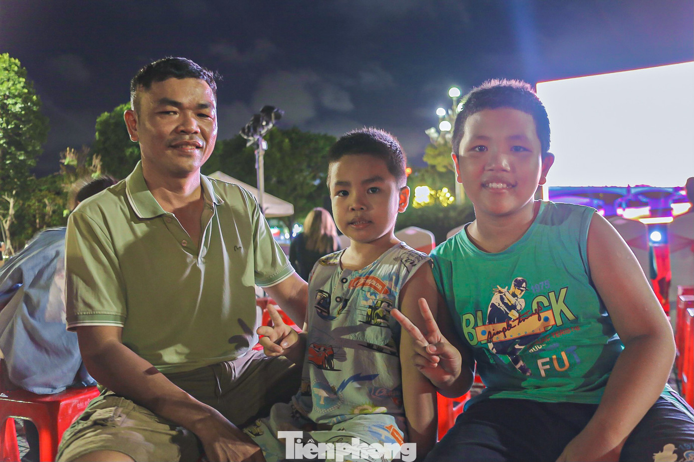 “Tôi nghĩ nên có những buổi chiếu phim ngoài trời để nhiều người có thể trải nghiệm. Việc trình chiếu những bộ phim ngoài trời như thế này rất hay và ý nghĩa, các cháu có thể thưởng thức xem phim cùng bạn bè, tạo một cảm xúc khác lạ hơn khi ngồi ở nhà xem tivi hay điện thoại”, anh Lê Hoàng Vũ (trú phường Hòa Khánh Nam, quận Liên Chiểu) chia sẻ.
