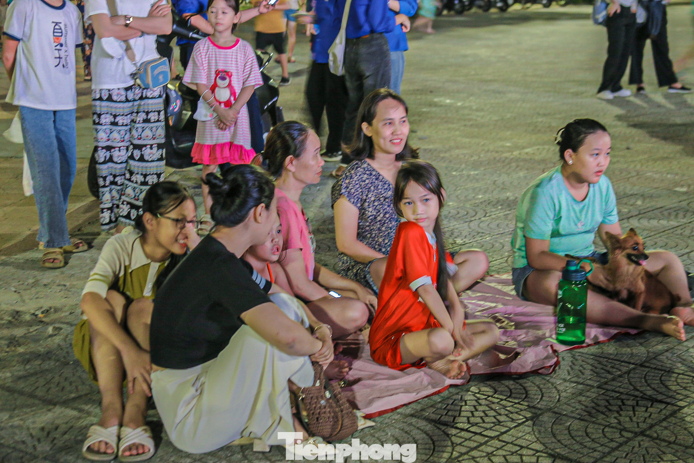 Vì lượng người đến xem quá đông, thiếu ghế nên nhiều người ngồi bệt dưới đất để cùng nhau thưởng thức trọn vẹn bộ phim.