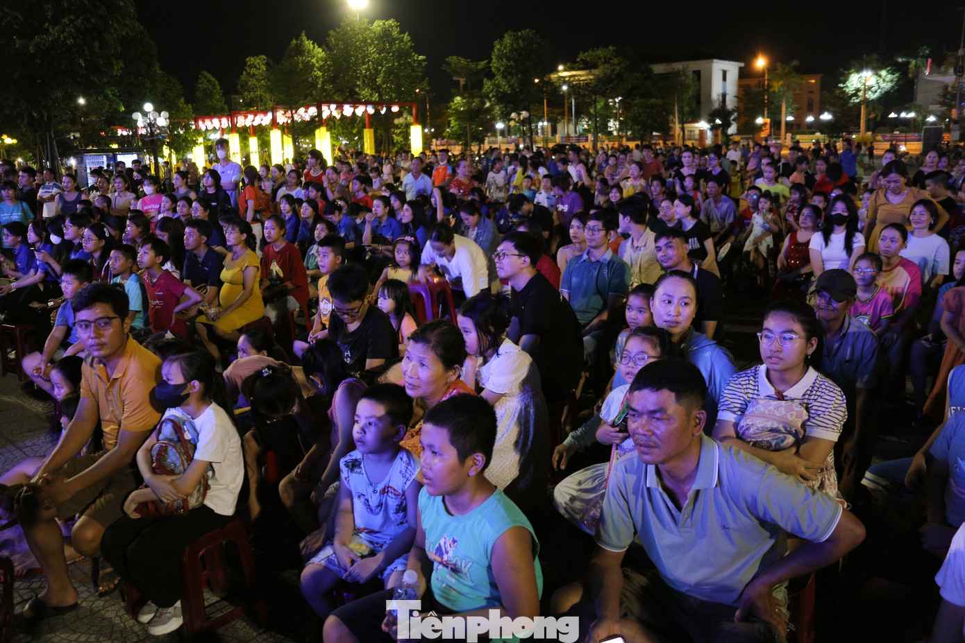 Tại khu vực chiếu phim, hàng nghìn người dân, du khách đã đến từ sớm kiếm những chỗ ngồi đẹp, lý tưởng để thưởng thức bộ phim.