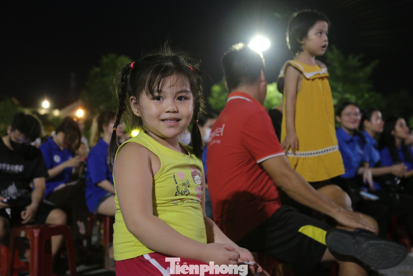 Nhiều em nhỏ thích thú khi được bố mẹ dẫn đi xem phim.