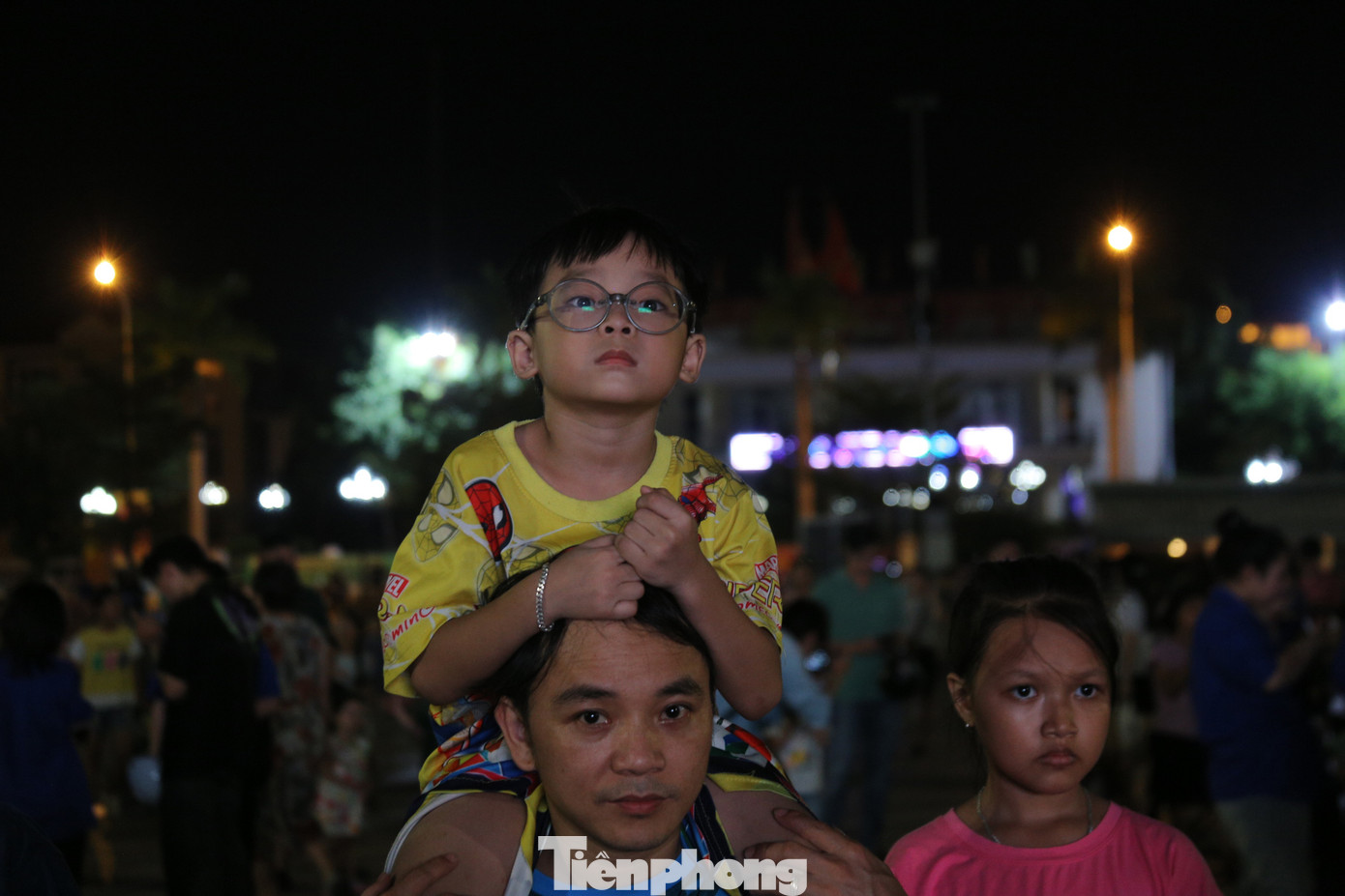 Nhiều em nhỏ thích thú khi được bố mẹ dẫn đi xem phim.