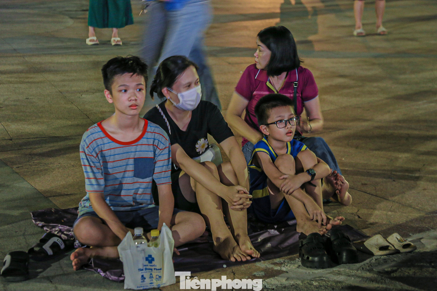 Vì lượng người đến xem quá đông, thiếu ghế nên nhiều người ngồi bệt dưới đất để cùng nhau thưởng thức trọn vẹn bộ phim.